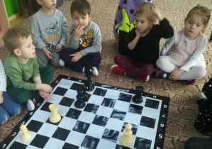 Przedszkolaki poznają sytuacje szachowe